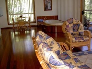 Flat-screen TV, DVD player - Bewong River Retreat (Wandandian)