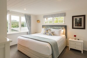 Egyptian cotton sheets, premium bedding, down duvets - Arcadia Lodge (Russell)