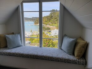 Acardia Cottage | Egyptian cotton sheets, premium bedding, down duvets - Arcadia Lodge (Russell)