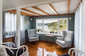 Egyptian cotton sheets, premium bedding, down duvets - Arcadia Lodge (Russell)