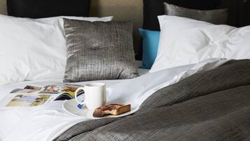 Ylelliset vuodevaatteet, työpöytä, äänieristys, silitysrauta/-lauta