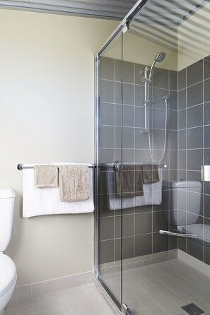 Shower, designer toiletries, hair dryer, towels - Ridgemill Escape (Broadwater)
