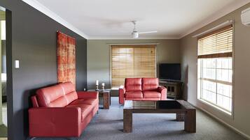 Smart TV, fireplace, iPod dock