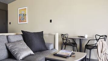 Smart TV, fireplace, iPod dock