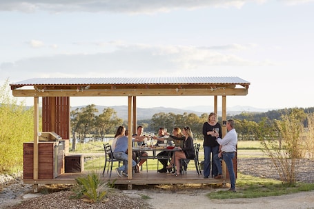 Outdoor dining. Ridgemill Escape