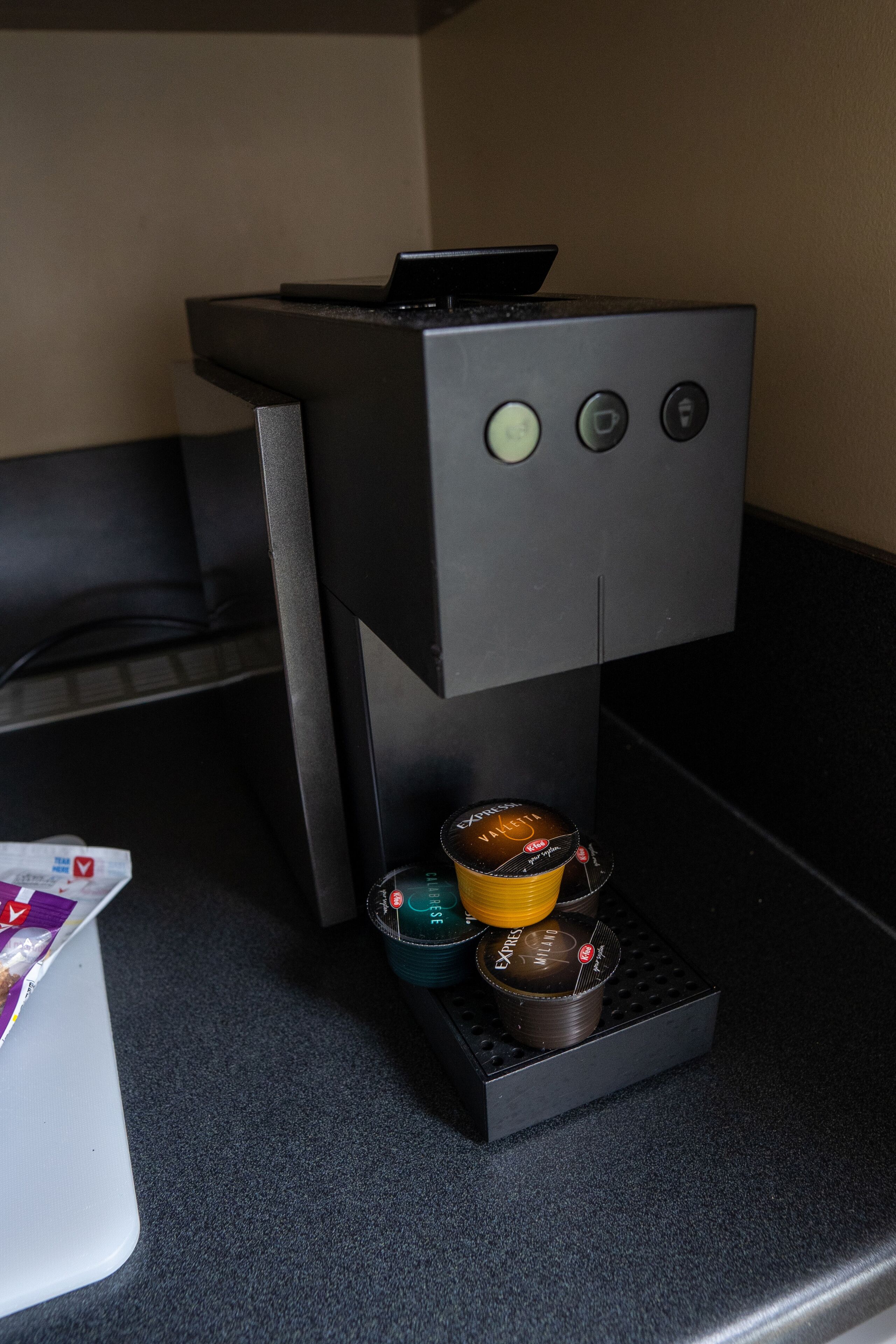 Kopi dan/atau alat penyeduh kopi