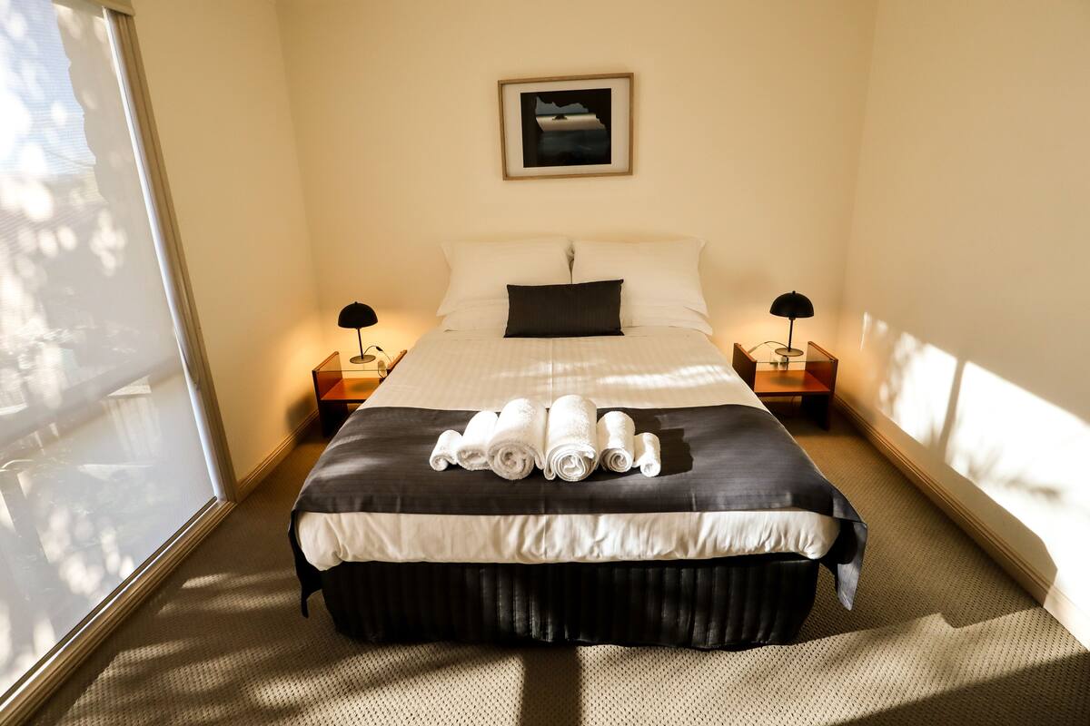 Standard Apartment, 2 Bedrooms, Non Smoking, Kitchen (Apartment 4) | Premium bedding, blackout drapes, individually decorated