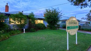 A cottage with a sign indicating it is a fully self-contained 3-bedroom accommodation. - Sun Centre Motel (Swan Hill)