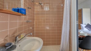 Bañera con ducha, artículos de tocador gratuitos, secador de pelo