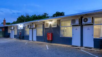 Een motel met individuele kamers genummerd 1 tot en met 4, elk met een eigen ingang.