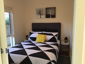 Standard Apartment, 2 Bedrooms, Non Smoking, Kitchenette (Apartment) | 2 bedrooms, Egyptian cotton sheets, premium bedding, pillowtop beds - Lyreen's Apartment B&B (Auburn)