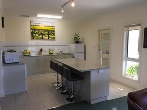 Full-sized fridge, microwave, stovetop, espresso maker - Lyreen's Apartment B&B (Auburn)