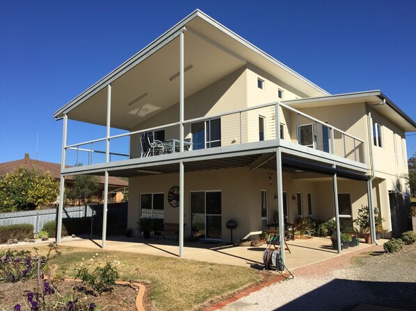 Front of property - Lyreen's Apartment B&B (Auburn)