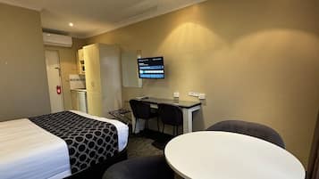 Phòng hạng Business (Off Street Kitchenette) | Khu vực làm việc phù hợp cho laptop, bàn ủi/dụng cụ ủi quần áo