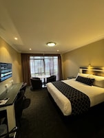 Espacio para trabajar con laptop y tabla de planchar con plancha