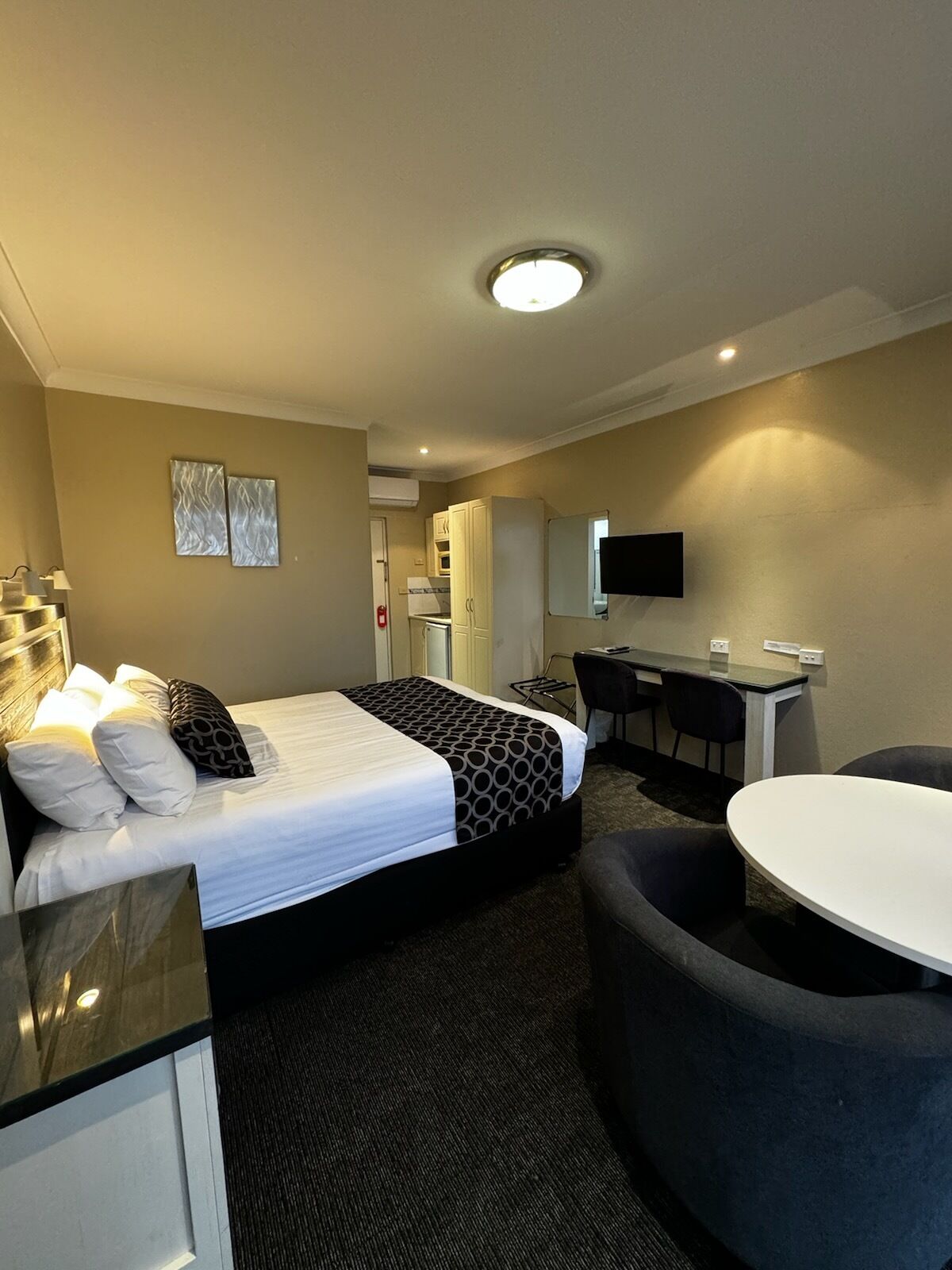 Rom – business (Off Street Kitchenette) | Skrivebord for bærbar PC, strykejern/-brett og wi-fi (inkludert)