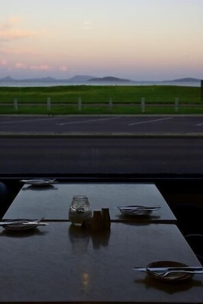 Outdoor dining - Esperance Beachfront Resort (Esperance)