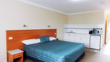 Executive Studio Suite, 1 King Bed, Non Smoking, Kitchenette (King Spa Suite)