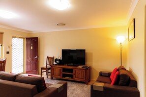 Apartament, 2 dormitoris, no fumadors, cuina (Apartment 1 Night) | Sala d'estar | Televisor i reproductor de DVD 