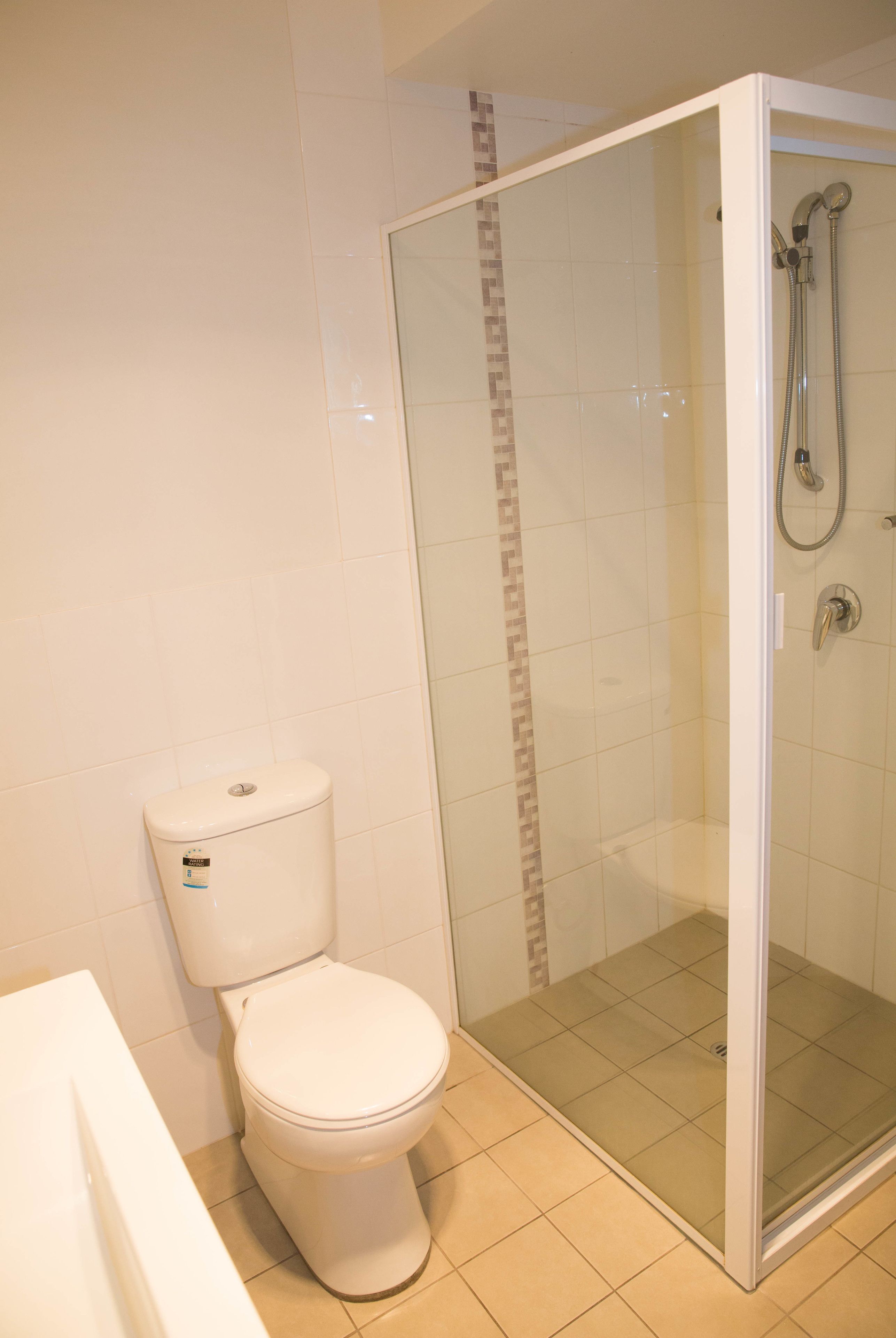 Un baño con inodoro, cabina de ducha y bañera.