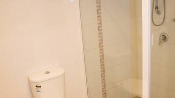 Un baño con inodoro, cabina de ducha y bañera.