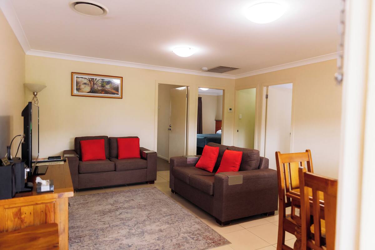 Departamento, 2 habitaciones, para no fumadores, cocina (Apartment 1 Night) | Área de sala de estar | Televisión y reproductor de DVD
