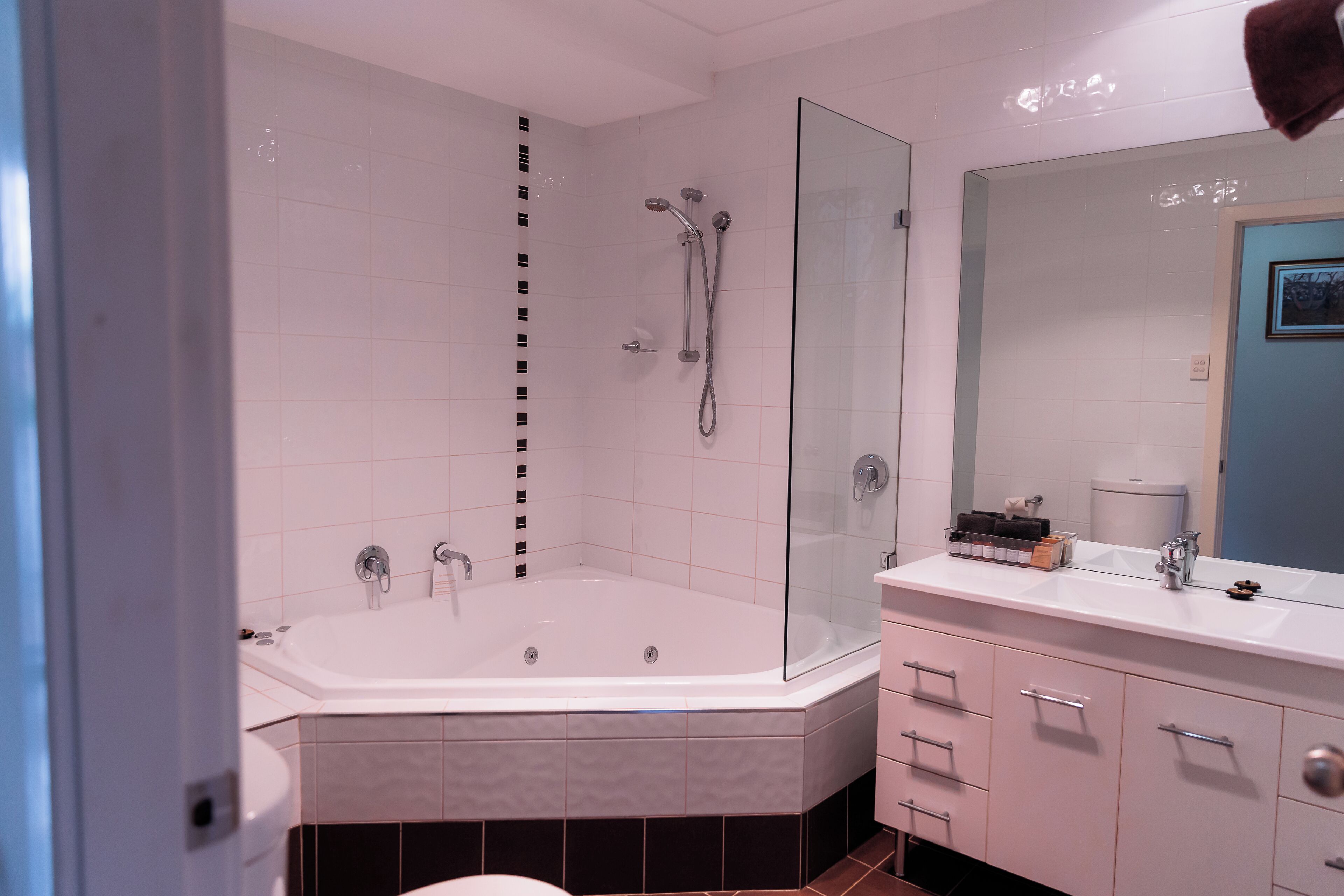 Suite studio exécutive, 1 très grand lit, non-fumeur, cuisinette (King Spa Suite) | Salle de bain | Séchoir à cheveux, serviettes fournies, savon, shampooing