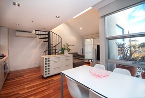 设计公寓, 2 间卧室, 厨房 (Designer) | 起居区 | 平板电视、DVD 播放器