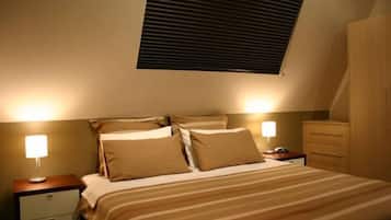 Appartamento Deluxe, 2 camere da letto, cucina, vista mare parziale | 2 camere, ferro/asse da stiro, culle/letti per bambini (a pagamento)