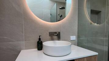 Apartamento estándar, 2 habitaciones, cocina | Baño | Secador de pelo, toallas y papel higiénico