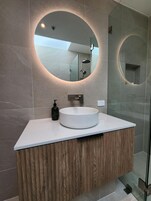Appartement Standard, 2 chambres, cuisine | Salle de bain | Sèche-cheveux, serviettes fournies, papier toilette