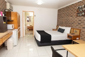 Desk, iron/ironing board, free WiFi, bed sheets - Lantern Motor Inn (West Mackay)