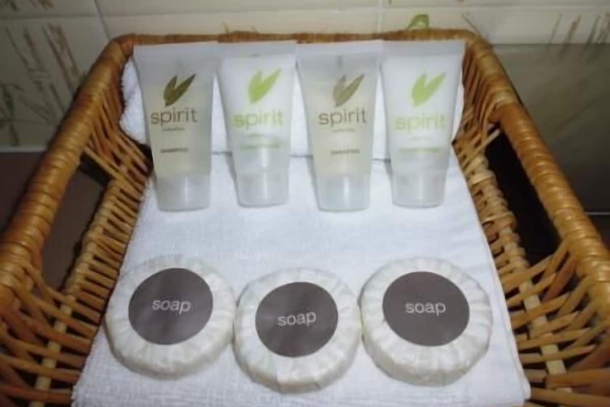 Amenidades de baño gratuitas, secadora de cabello, toallas