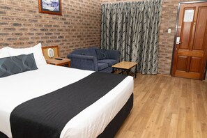 Escritorio, tabla de planchar con plancha, wifi gratis y ropa de cama