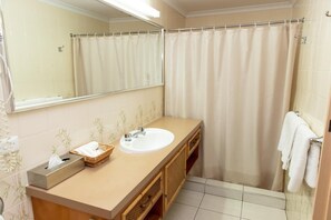 Free toiletries, hair dryer, towels - Lantern Motor Inn (West Mackay)