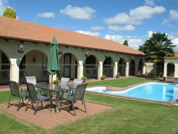 حمّام سباحة خارجي