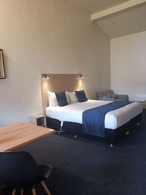 Super King Studio Unit | Desk, iron/ironing board, free WiFi, bed sheets