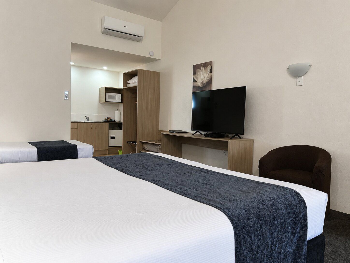 Twin Studio Unit | Desk, iron/ironing board, WiFi (free), bed sheets