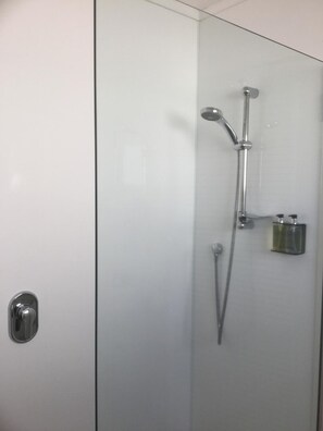 Twin Studio Unit | Bathroom | Shower, free toiletries, hair dryer, towels - Captains Quarters Motor Inn (Cambridge)