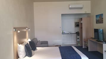 Super King Studio Unit | Desk, iron/ironing board, free WiFi, bed sheets