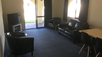 Habitación, 2 habitaciones (Unit) | Escritorio, tabla de planchar con plancha, wifi gratis y ropa de cama