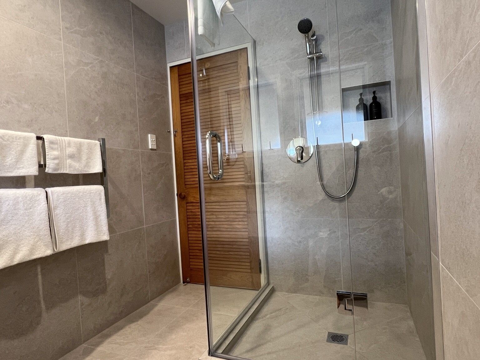 2 Bedroom Unit | Bathroom | Shower, free toiletries, hair dryer, towels