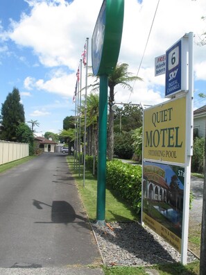 Un motel tranquilo con piscina, Sky TV y WiFi gratuito.