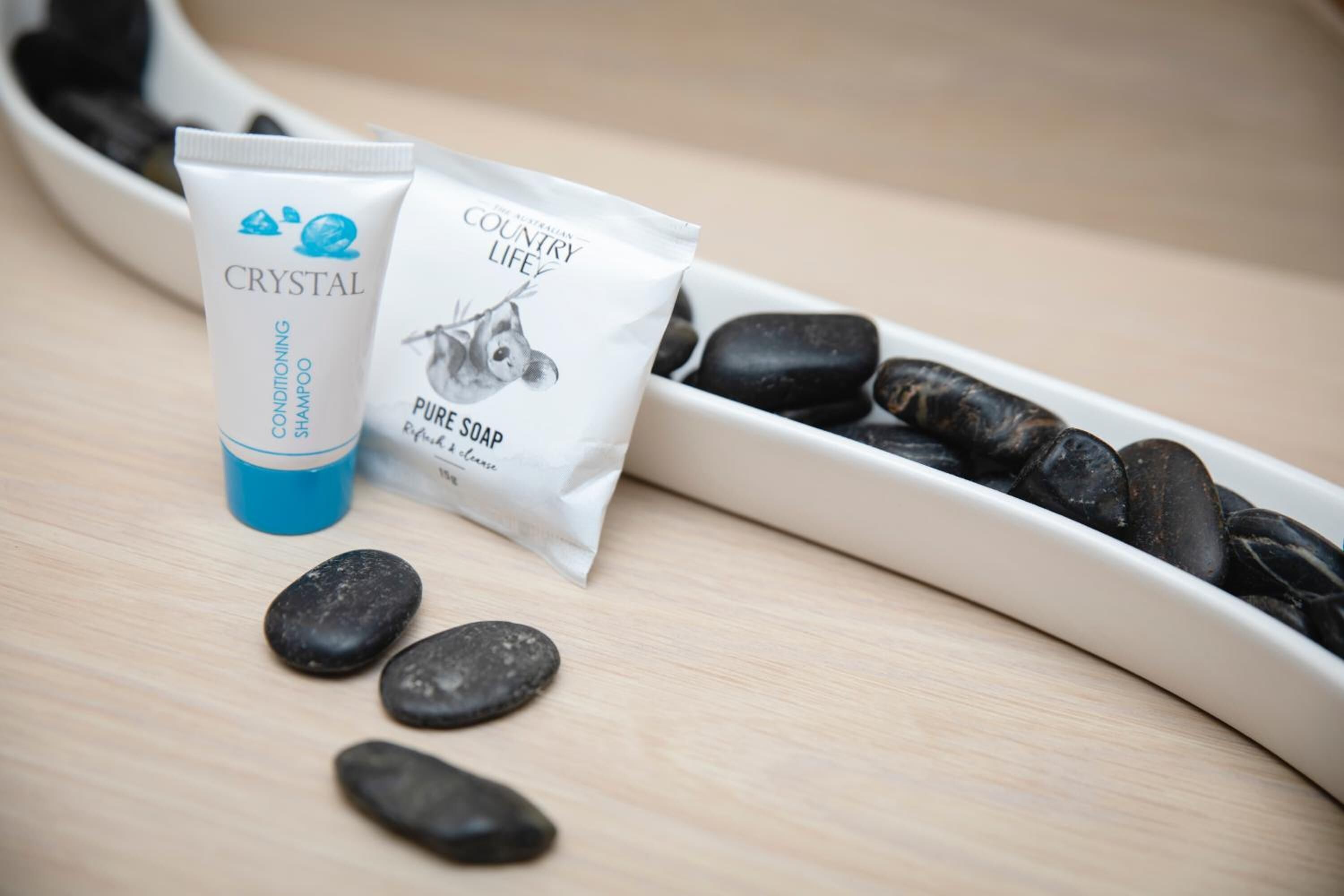 Un tub de xampú condicionador Crystal i un paquet de sabó Pure.