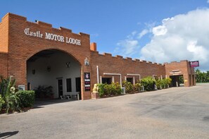 Exterior - Castle Motor Lodge (Bowen)