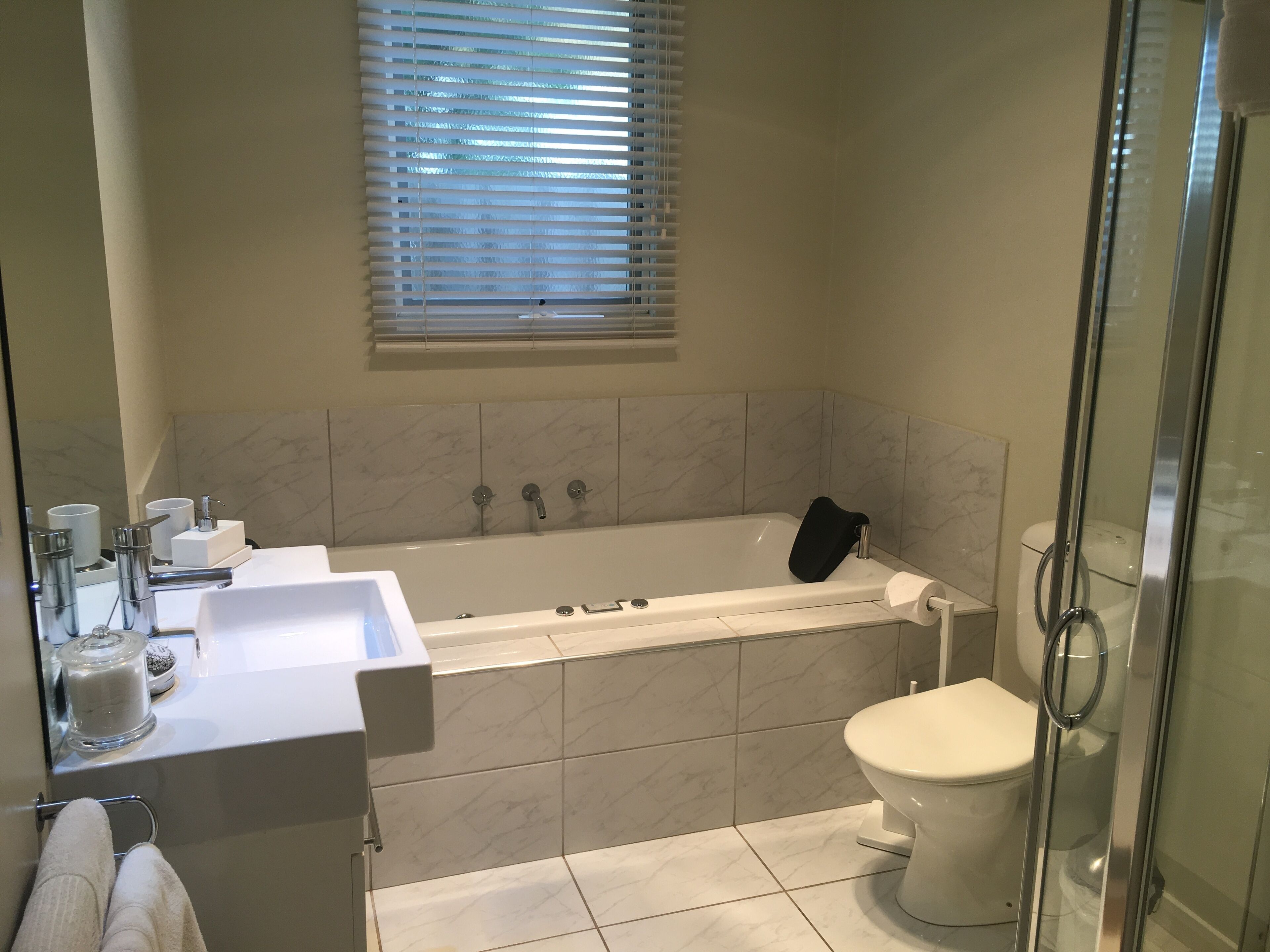 Executive House | Bathroom | Separate bathtub and shower, free toiletries, hair dryer, slippers