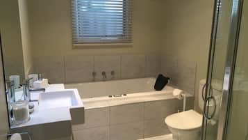 Executive House | Bathroom | Separate bathtub and shower, free toiletries, hair dryer, slippers