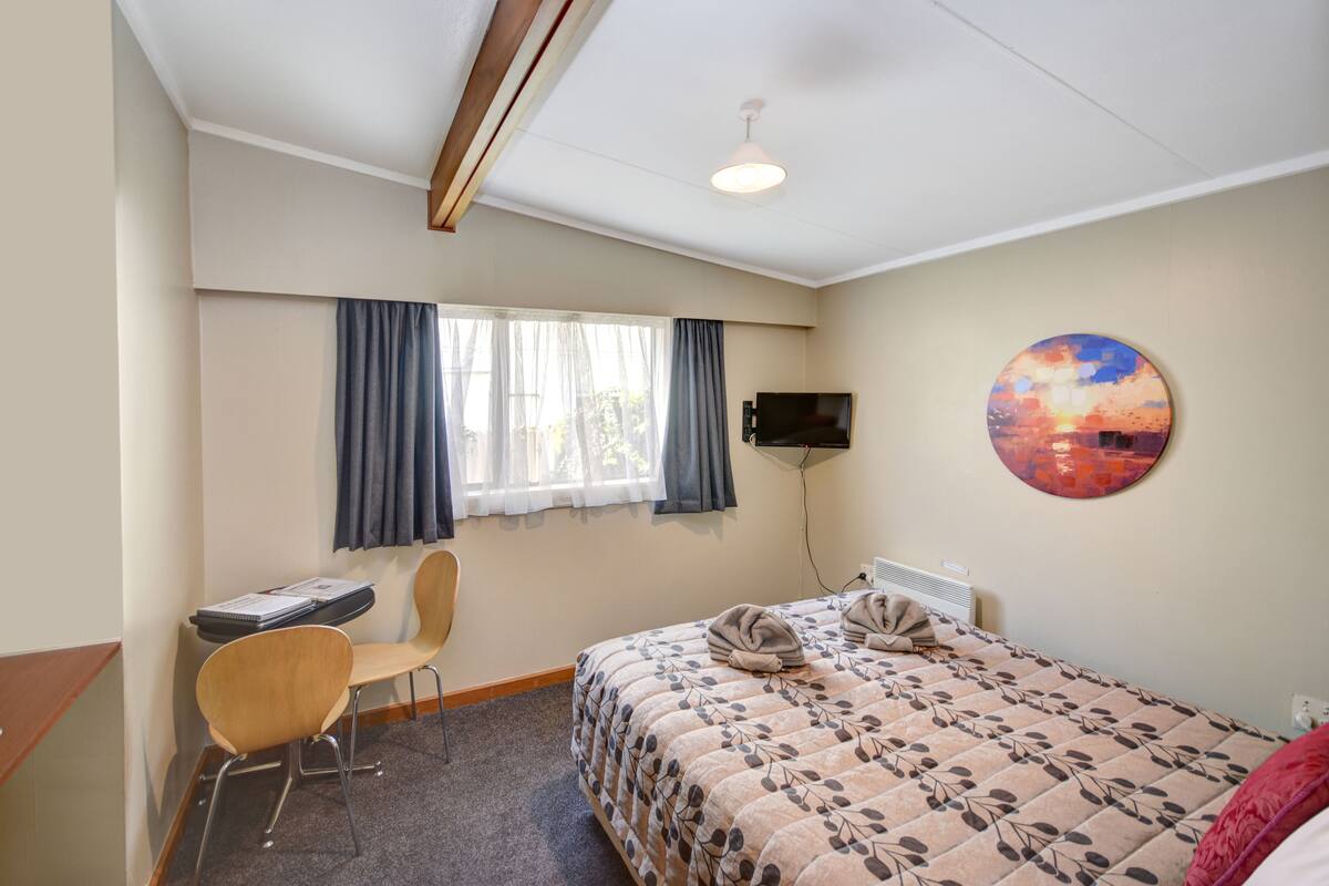 Small Studio | Laptop workspace, iron/ironing board, WiFi (free)
