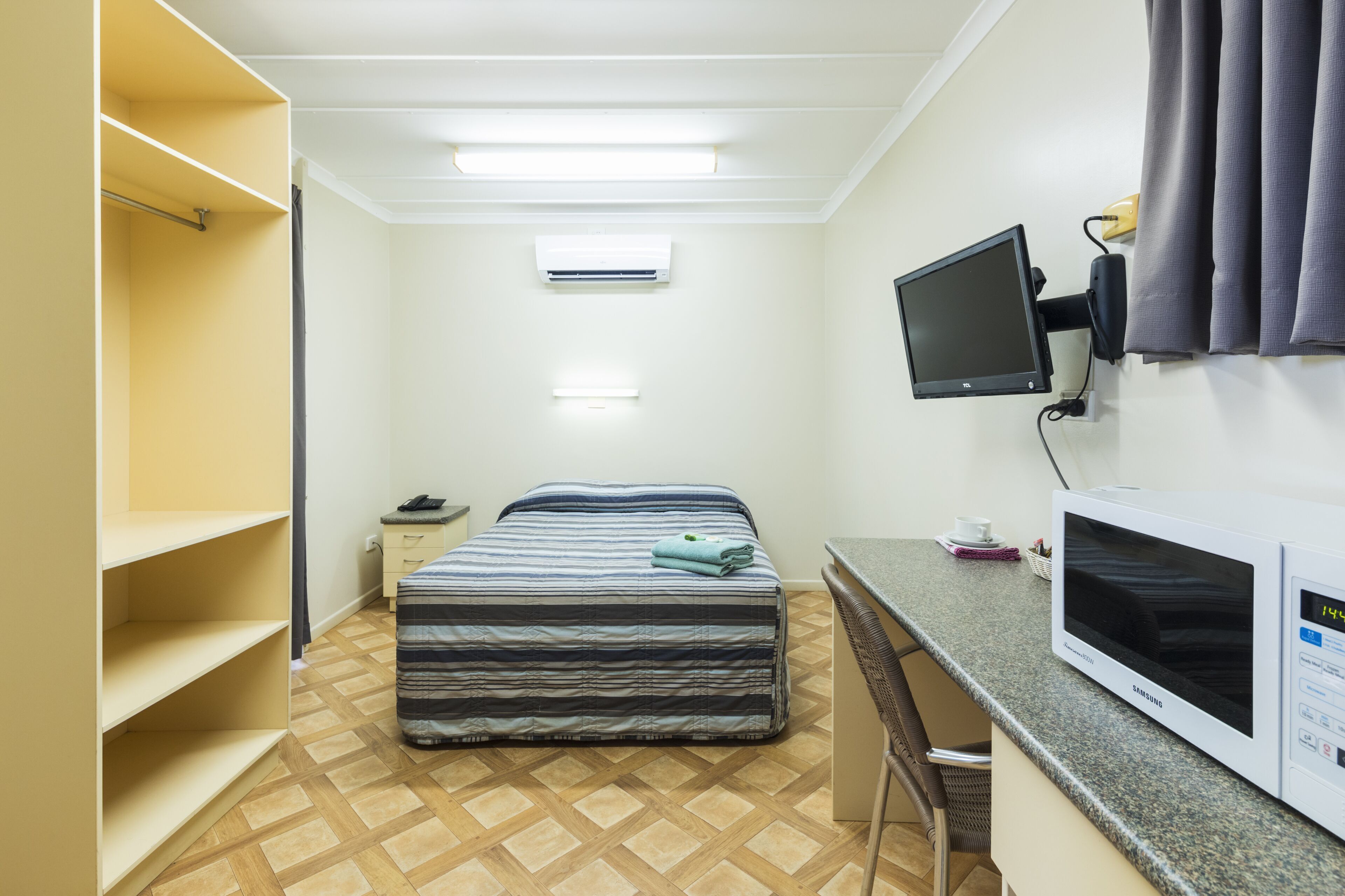 Escritorio y ropa de cama