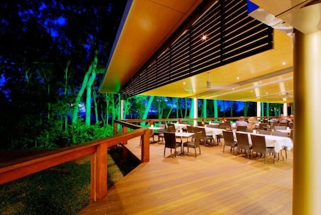 2 restaurantes, se sirve desayuno . Albatross Bay Resort